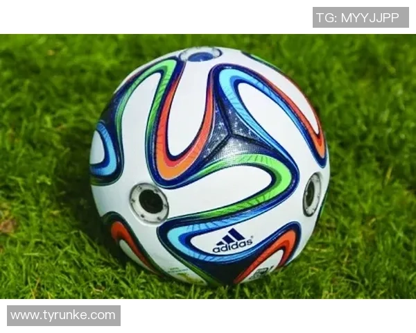 足球明星脸卡通创意设计展现球场魅力与个性化风格的完美结合